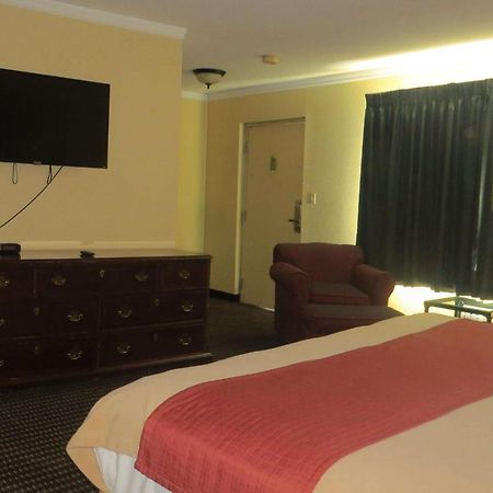 Travelodge By Wyndham Stratton Bagian luar foto