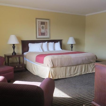 Travelodge By Wyndham Stratton Bagian luar foto