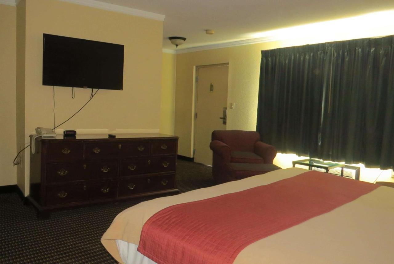 Travelodge By Wyndham Stratton Bagian luar foto