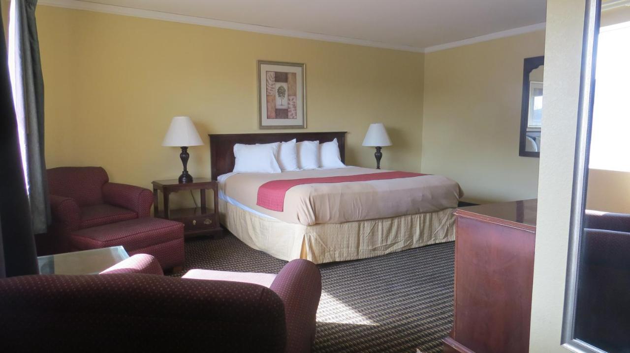 Travelodge By Wyndham Stratton Bagian luar foto