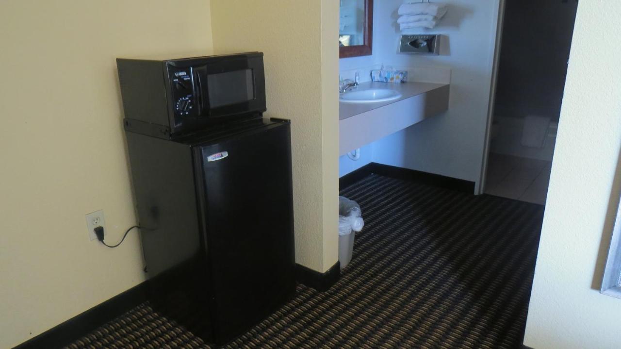 Travelodge By Wyndham Stratton Bagian luar foto