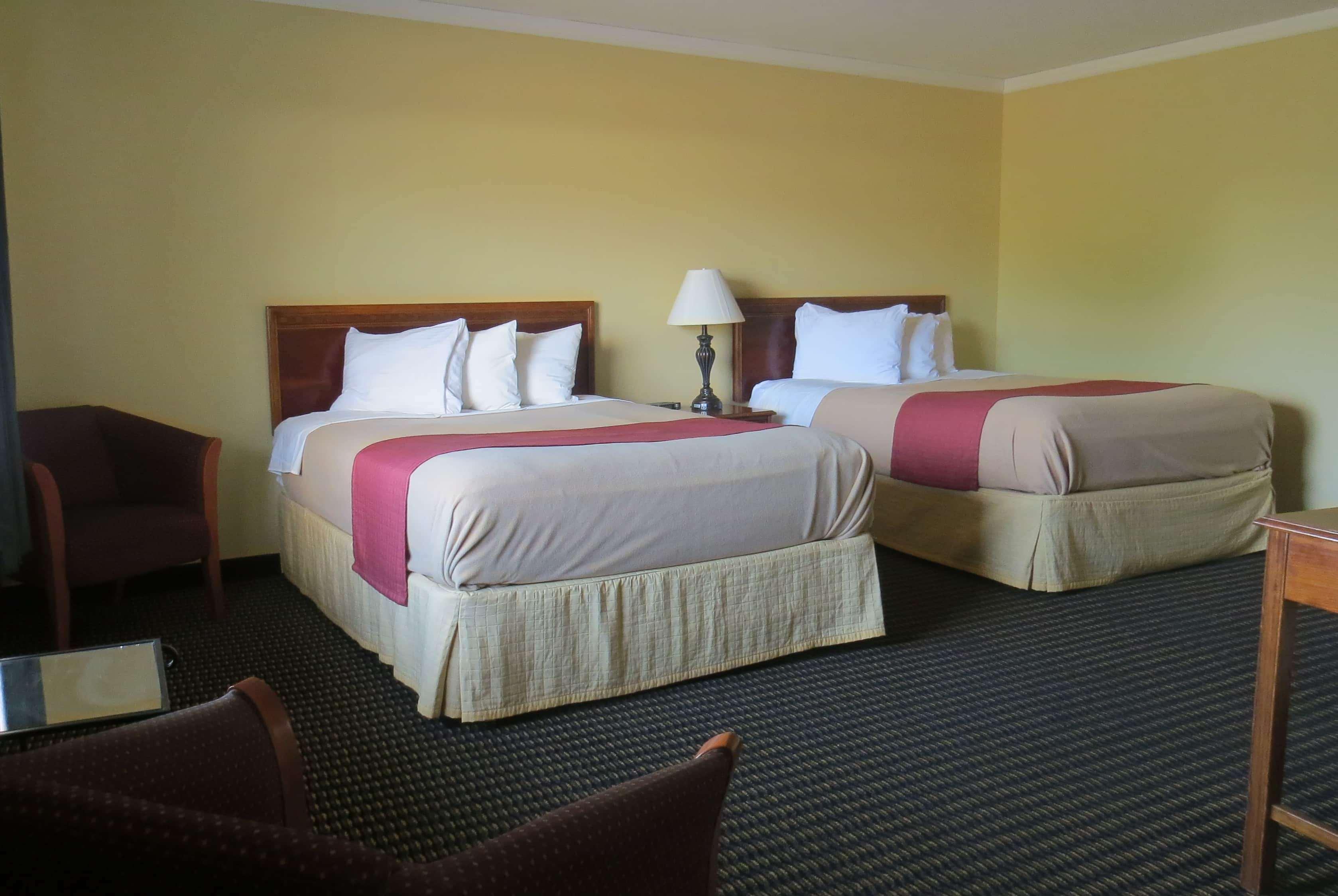 Travelodge By Wyndham Stratton Bagian luar foto