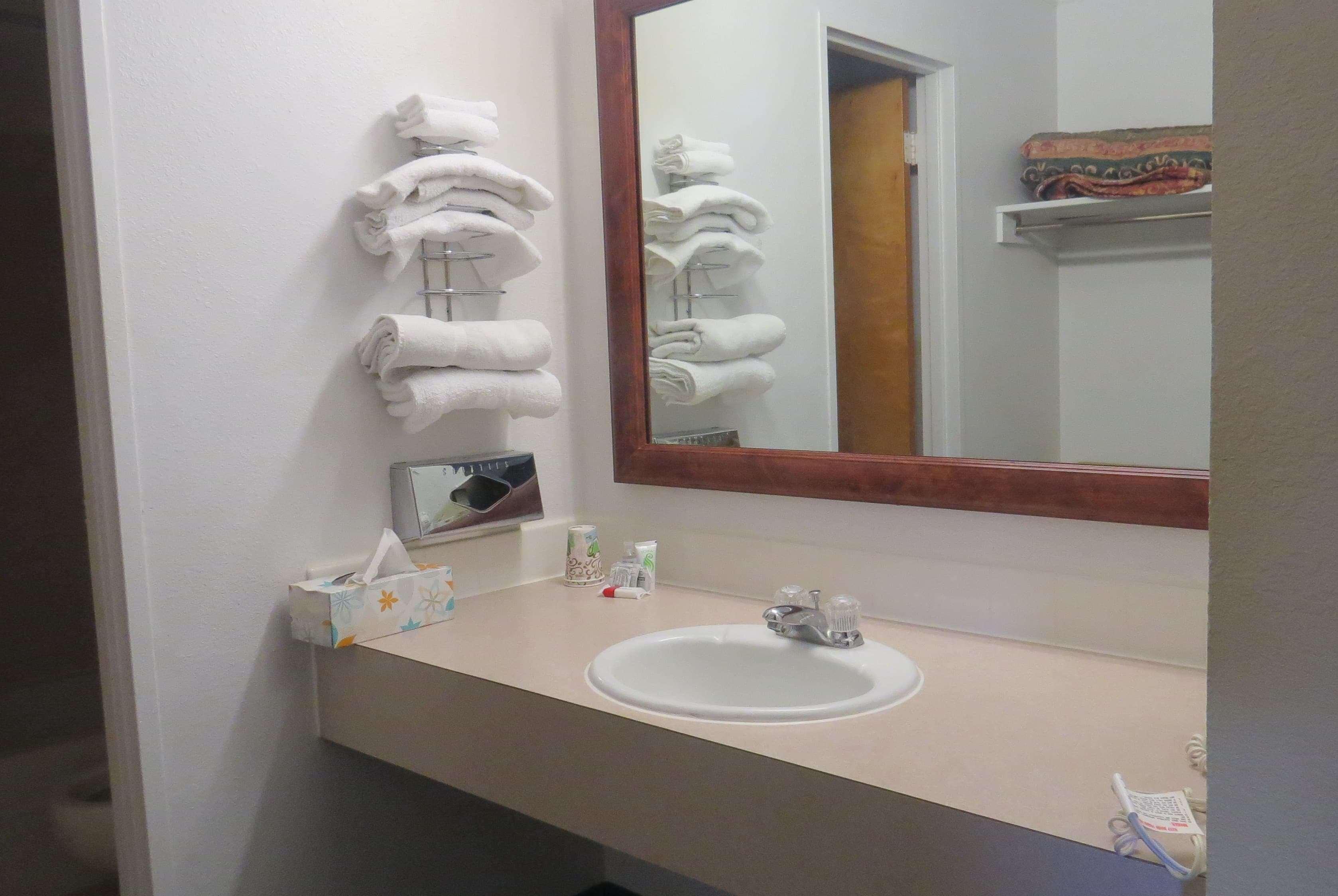 Travelodge By Wyndham Stratton Bagian luar foto