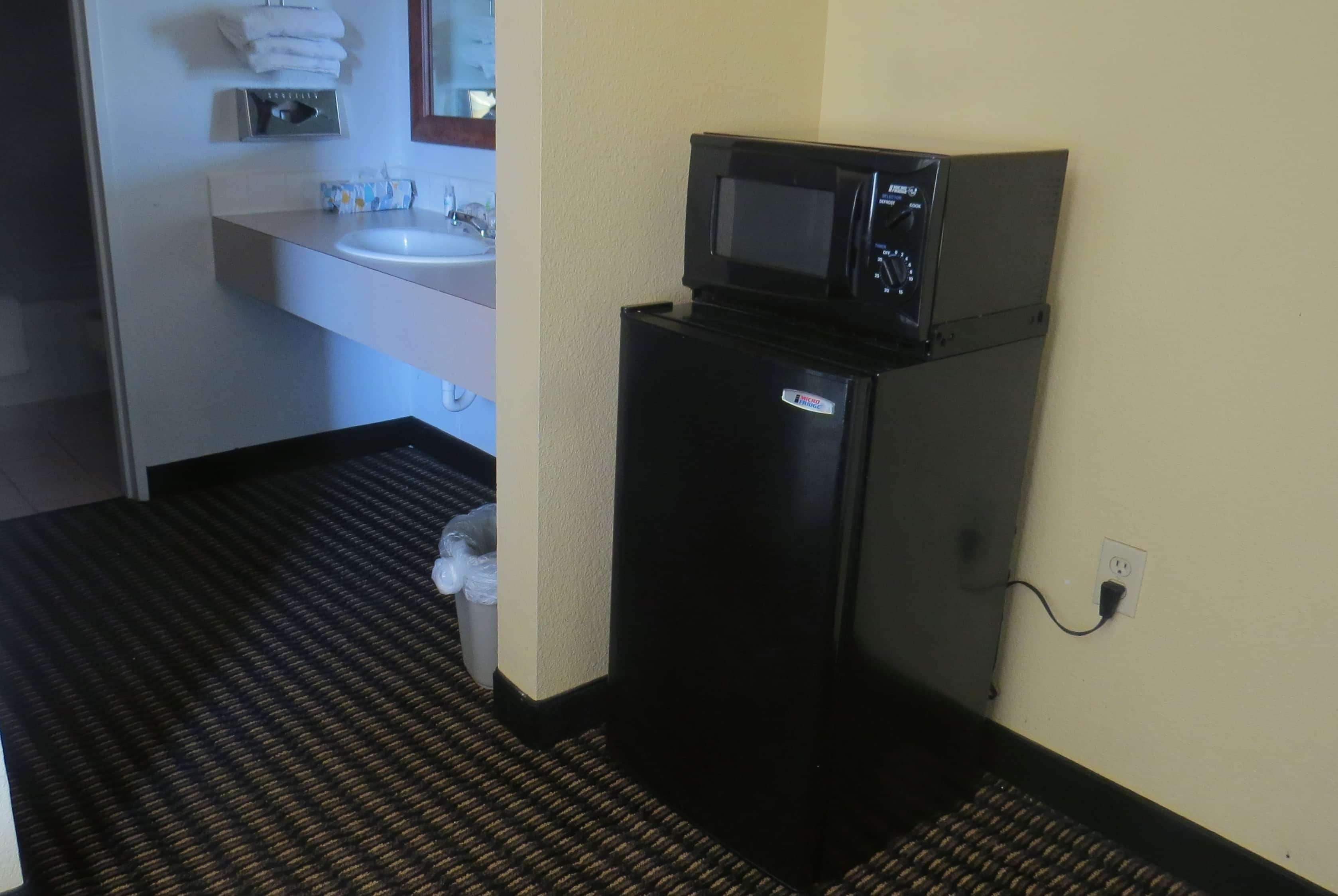 Travelodge By Wyndham Stratton Bagian luar foto