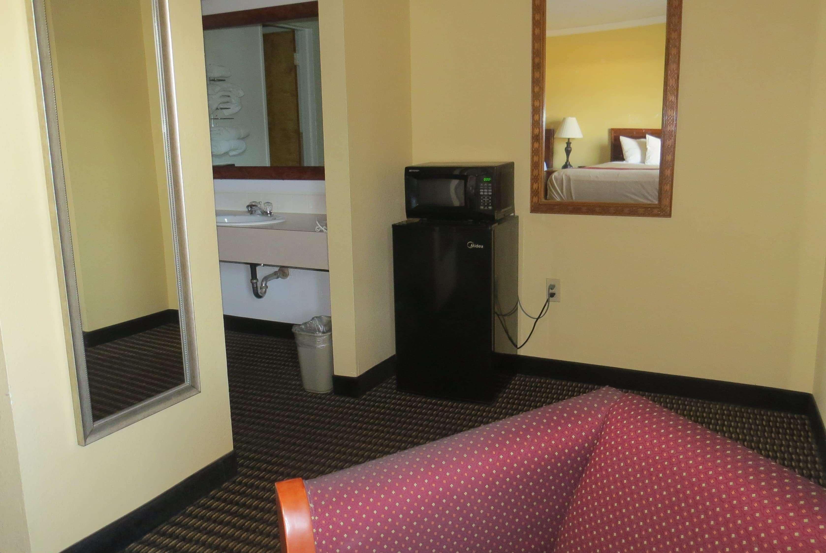 Travelodge By Wyndham Stratton Bagian luar foto
