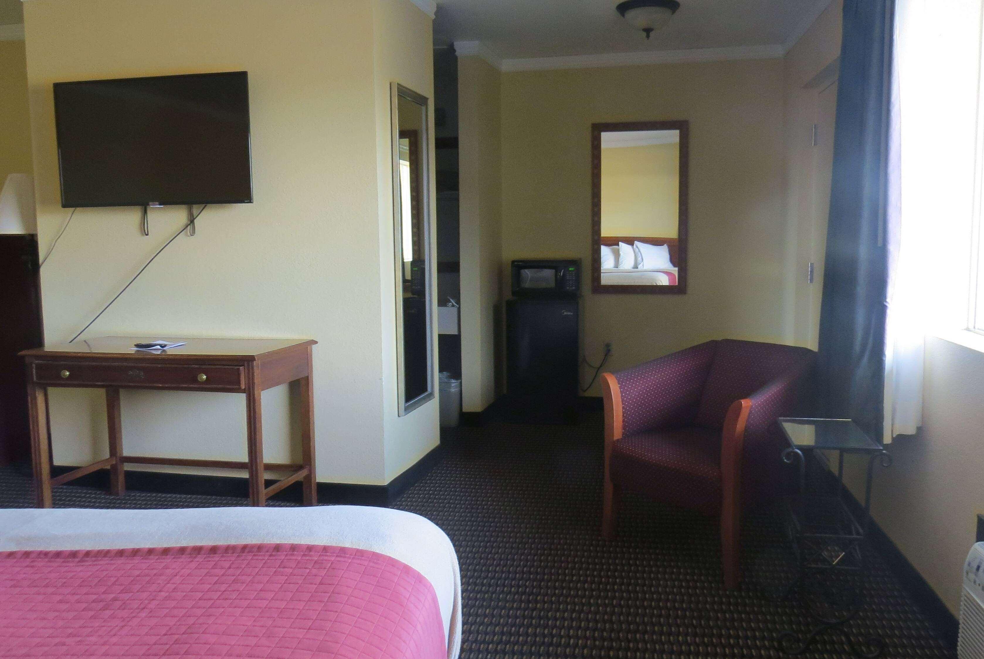 Travelodge By Wyndham Stratton Bagian luar foto