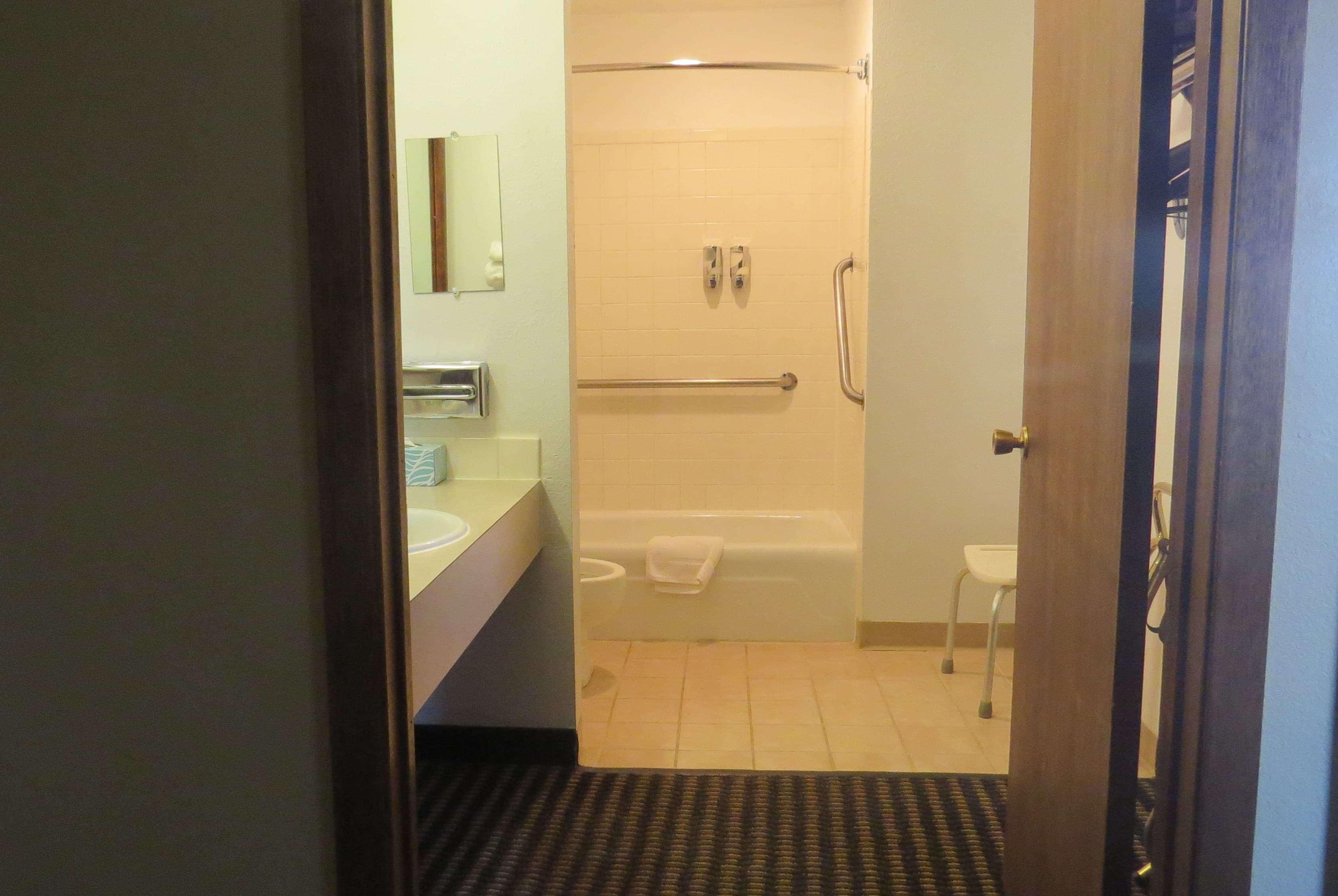 Travelodge By Wyndham Stratton Bagian luar foto