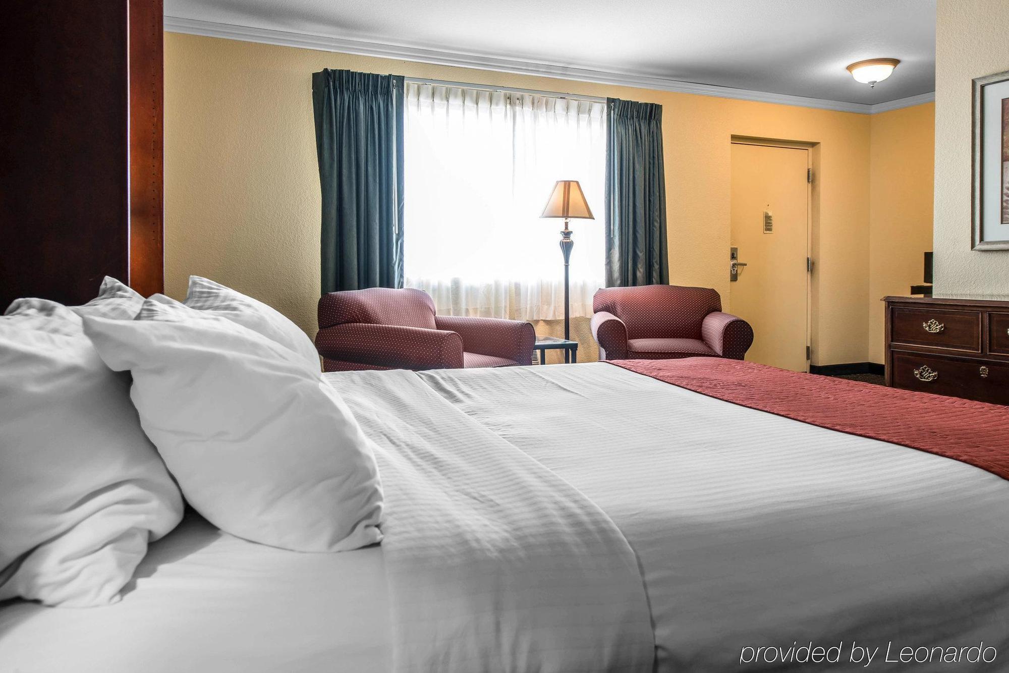 Travelodge By Wyndham Stratton Bagian luar foto