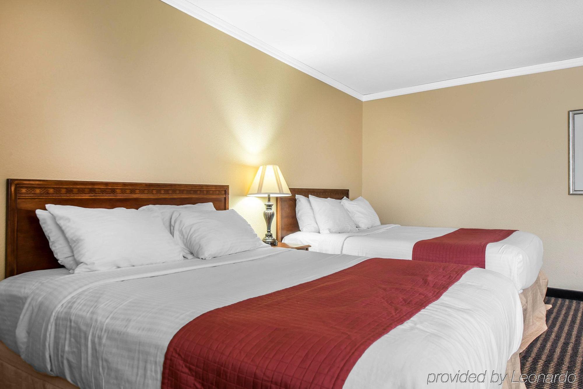 Travelodge By Wyndham Stratton Bagian luar foto