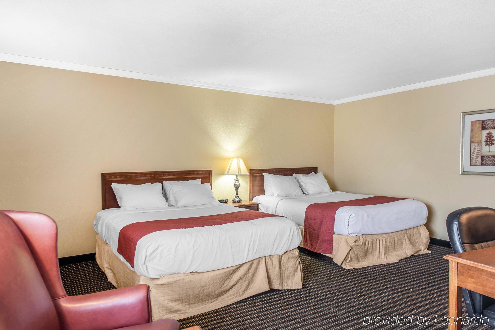 Travelodge By Wyndham Stratton Bagian luar foto