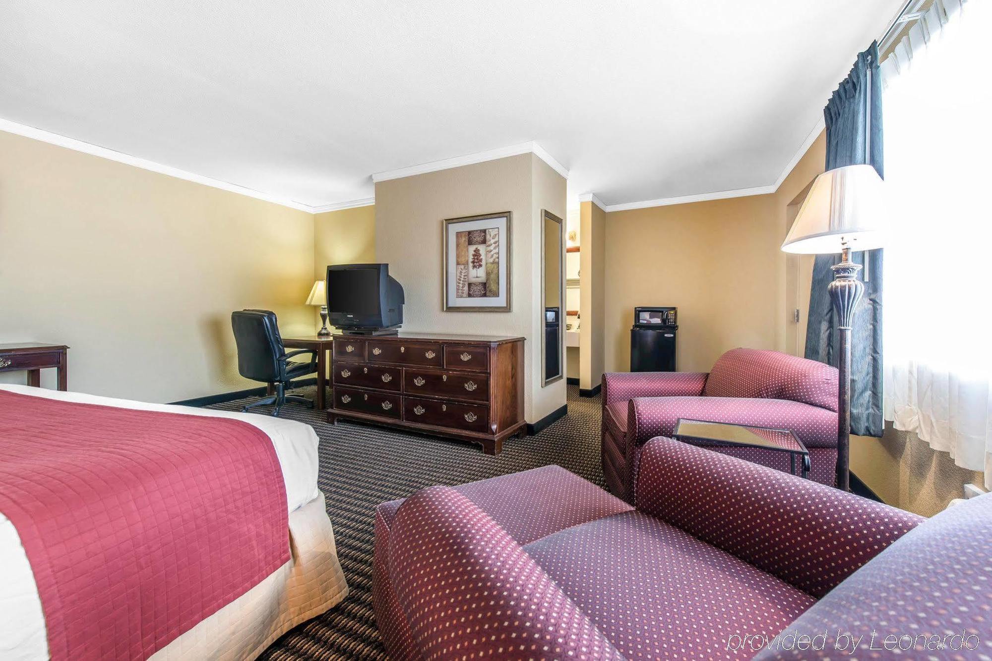 Travelodge By Wyndham Stratton Bagian luar foto