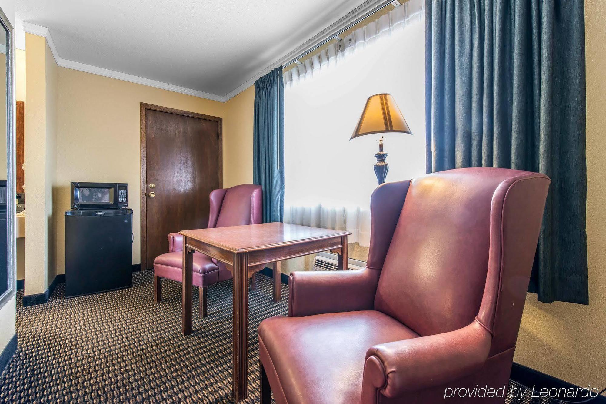 Travelodge By Wyndham Stratton Bagian luar foto