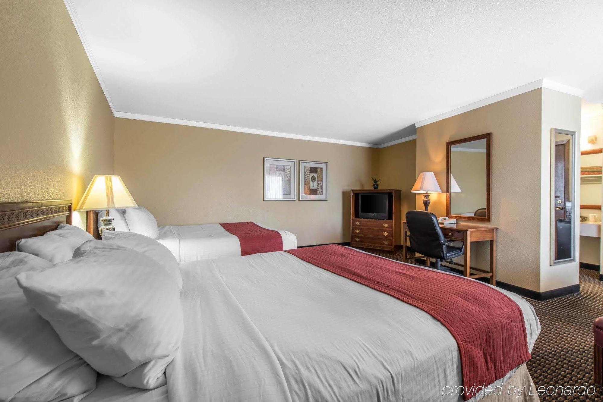 Travelodge By Wyndham Stratton Bagian luar foto